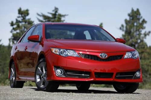 Toyota công bố giá bán Camry hoàn toàn mới