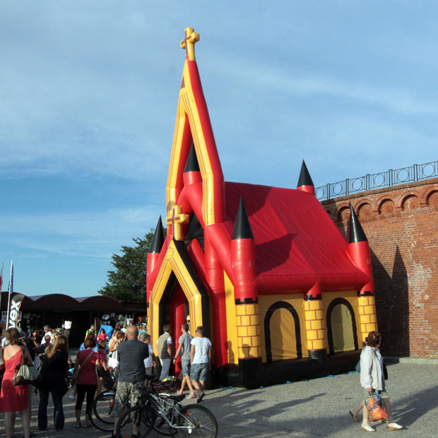 Những hình ảnh ấn tượng tuần qua ảnh 8 An inflatable church is tested in Kolobrzeg, Poland. Polish priest Krzysztof Kowal is a Roman Catholic missionary in Kamchatka Peninsula, Russia. Authorities haven’t allowed a proper Catholic church in the area, so the clergyman has to conduct the Holy Masses for the believers in hotel rooms or outdoors, even when the temperature drops 40 degrees below zero in winter. Kowal’s friends have designed the inflatable church which is going to be transferred to Kamchatka Peninsula on September 15.