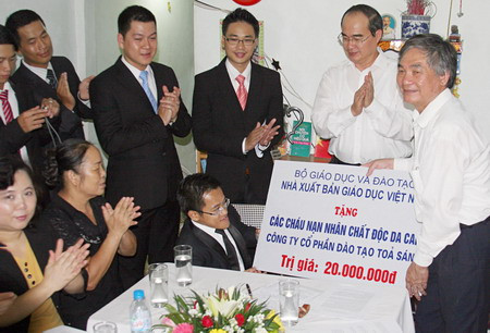 Ông Nguyễn Minh Khang – Phó GĐ Nhà Xuất bản GD trao phần quà cho Nguyễn Sơn Lâm Ông Nguyễn Minh Khang – Phó GĐ Nhà Xuất bản GD trao phần quà cho Nguyễn Sơn Lâm