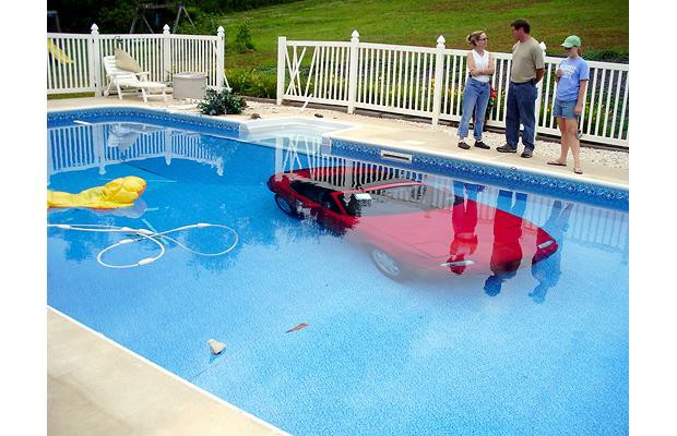 Chùm ảnh: Những "điểm đậu" hy hữu của xe hơi ảnh 7 A red Mazda Miata sits at the bottom of the Campasino family’s swimming pool in Stewartstown, Philadelphia. It rolled into the pool after their neighbour left the handbrake off