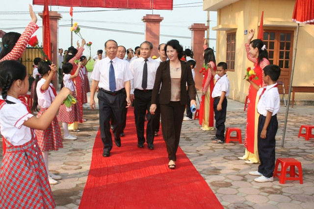 Niềm vui của thầy và trò đón đại biểu dự Lễ khai giảng.