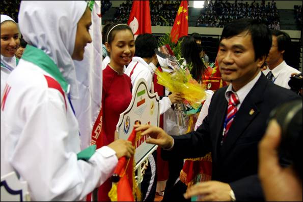 Khai mạc giải bóng chuyền nữ HS châu Á ảnh 2 Ông Ngũ Duy Anh - Tổng thư ký Hội thể thao HS Việt Nam tặng hoa cho các đoàn về dự giải