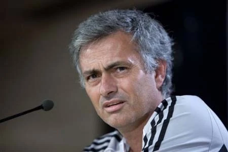 HLV Jose Mourinho tuyên bố đóng cửa TTCN