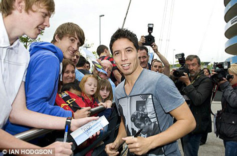 Samir Nasri trong buổi ra mắt CLB Man City ảnh 3 Samir Nasri trong vòng vây của người hâm mộ