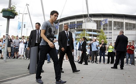 Samir Nasri trong buổi ra mắt CLB Man City ảnh 2 Tiền vệ người Pháp có mặt tại sân Etihad.