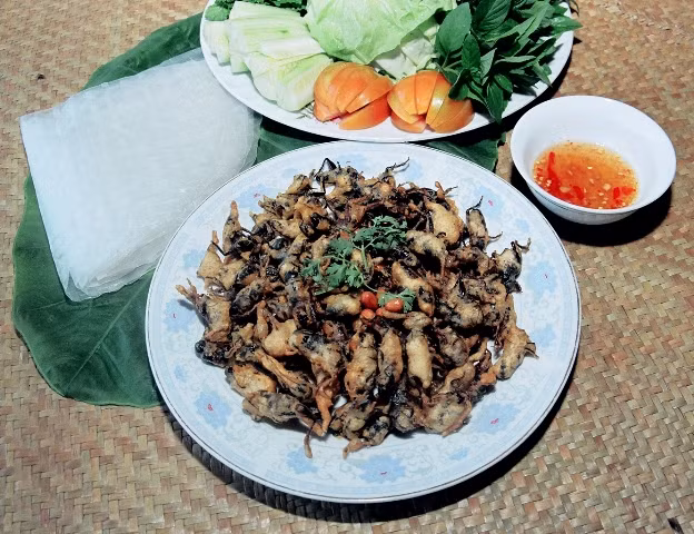 Món dế chiên bột luôn hấp dẫn thực khách