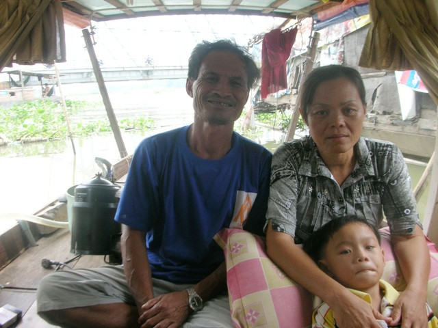 Nghề vớt xác trên sông ảnh 2 Ông Chúc cùng vợ và cháu ngoại