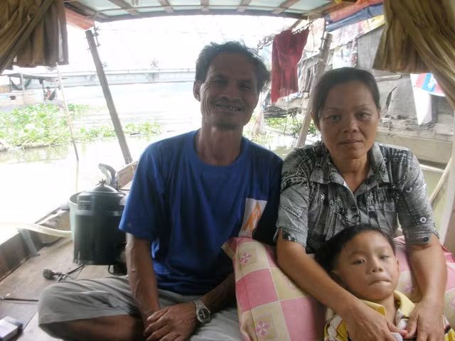 Ông Chúc cùng vợ và cháu ngoại