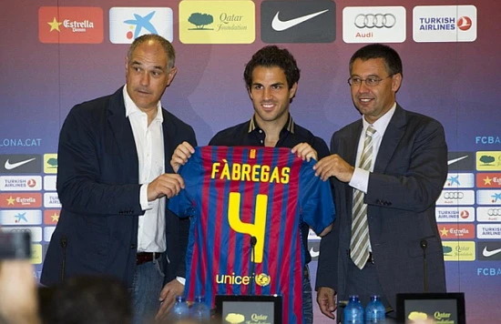 Cesc Fabregas trong buổi ra mắt CLB Barcelona