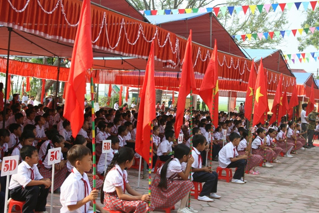 HS dự Lễ khai giảng.