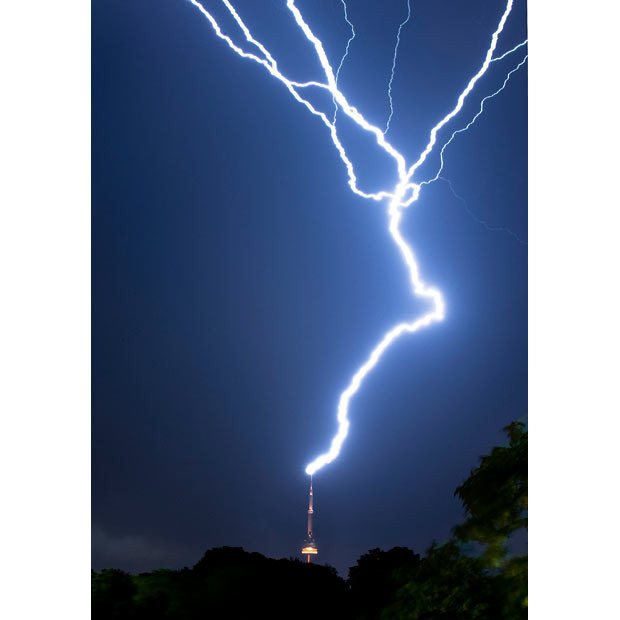Những hình ảnh ấn tượng tuần qua ảnh 2 A lightning bolt hits the CN Tower in Toronto, Canada