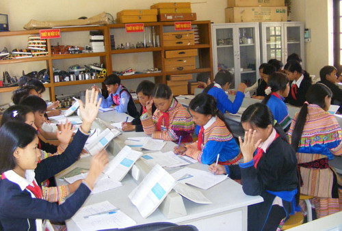 Giờ thực hành môn Vật lý của HS trường PTDT nội trú Bắc Hà (Lào Cai), ảnh Xuân Cường Giờ thực hành môn Vật lý của HS trường PTDT nội trú Bắc Hà (Lào Cai), ảnh Xuân Cường