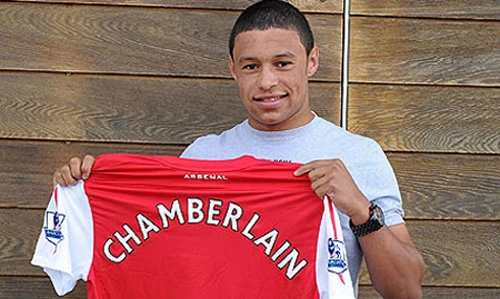 Arsenal chiêu mộ thành công tài năng trẻ Oxlade-Chamberlain