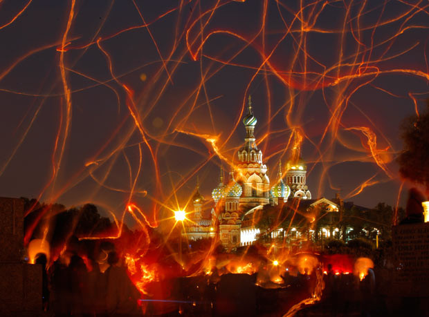 Những hình ảnh ấn tượng tuần qua ảnh 1 The trails of paper lanterns being launched are seen in this long-exposure photo taken in front of the Saviour of Spilled Blood Cathedral in St Petersburg, Russia