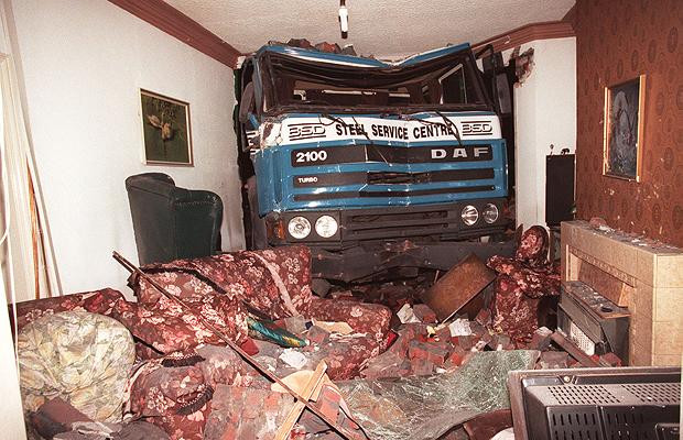 Chùm ảnh: Những "điểm đậu" hy hữu của xe hơi ảnh 10 The living room of a house in Newport. The owners were watching television when the lorry crashed through the bay window