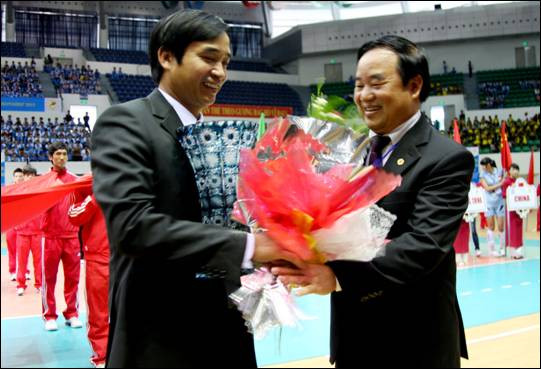 Thứ trưởng Bộ GD&ĐT Trần Quang Quý tặng hoa và quà lưu niệm cho đơn vị đăng cai Thứ trưởng Bộ GD&ĐT Trần Quang Quý tặng hoa và quà lưu niệm cho đơn vị đăng cai