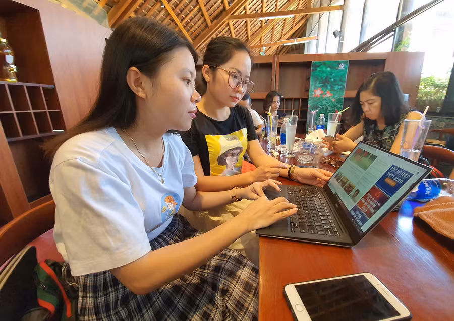 Phóng viên, biên tập viên thực hành trong buổi tập huấn.