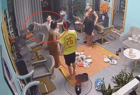 Hình ảnh ghi lại cảnh Phó trưởng Công an phường Sông Bằng tấn công phụ nữ.