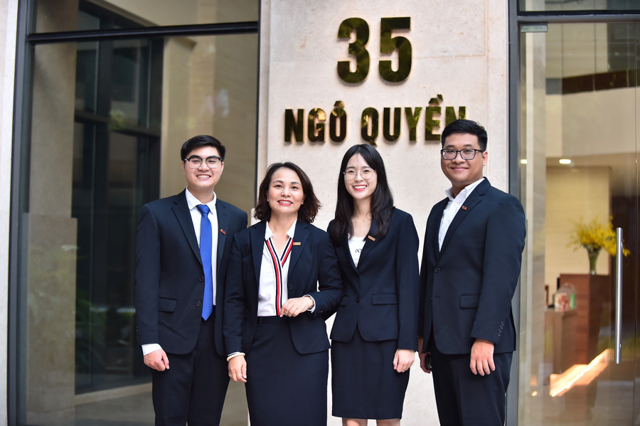 Từ trái qua phải là các nhà báo: Lê Xuân Quý, Vũ Thị Hồng Hạnh, Nguyễn Thị Liên, Cao Quốc Việt. Từ trái qua phải là các nhà báo: Lê Xuân Quý, Vũ Thị Hồng Hạnh, Nguyễn Thị Liên, Cao Quốc Việt.