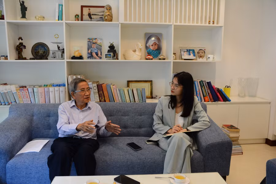 Nhà báo Nguyễn Thị Liên phỏng vấn GS.TS Nguyễn Minh Thuyết.