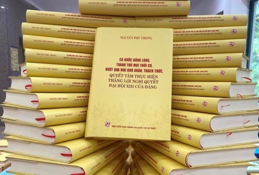 Cuốn sách &quot;Cả nước đồng lòng, tranh thủ mọi thời cơ, vượt qua mọi khó khăn, thách thức, quyết tâm thực hiện thắng lợi Nghị quyết Đại hội XIII của Đảng&quot; của Tổng Bí thư Nguyễn Phú Trọng. Ảnh: TTXVN.