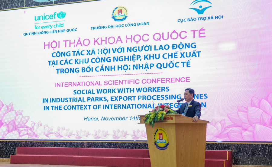 PGS.TS Lê Mạnh Hùng – Hiệu trưởng Trường ĐH Công đoàn phát biểu tại hội thảo. PGS.TS Lê Mạnh Hùng – Hiệu trưởng Trường ĐH Công đoàn phát biểu tại hội thảo.