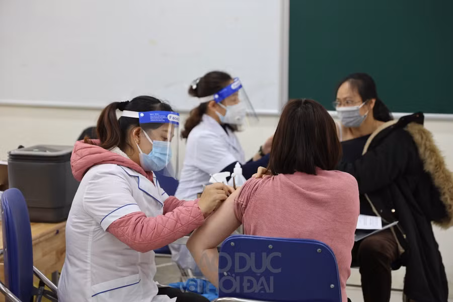 Được biết, nhóm ưu tiên gồm có những người trên 50 tuổi, người có bệnh lý nền và người trong tuyến đầu chống dịch.