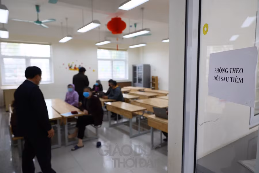 Sau khi tiêm xong, người dân sẽ sang phòng theo dõi sau tiêm để theo dõi 30 phút.