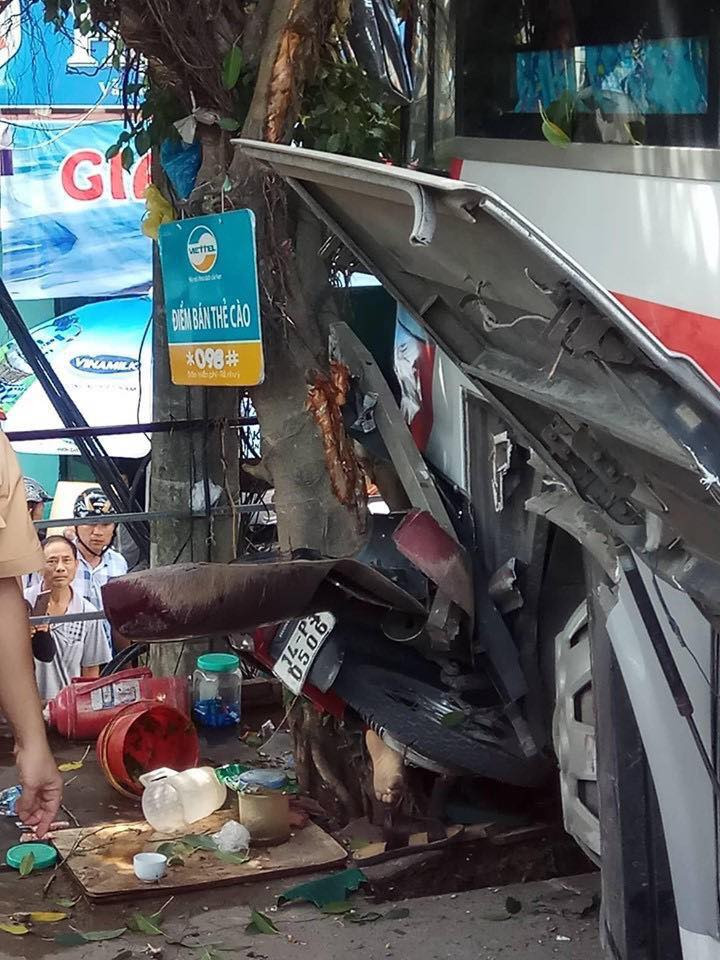 Tại hiện trường nhiều nạn nhân đang được người dân và cơ quan chức năng đưa ra ngoài và chuyển đi cấp cứu (nguồn OTF) Tại hiện trường nhiều nạn nhân đang được người dân và cơ quan chức năng đưa ra ngoài và chuyển đi cấp cứu (nguồn OTF)