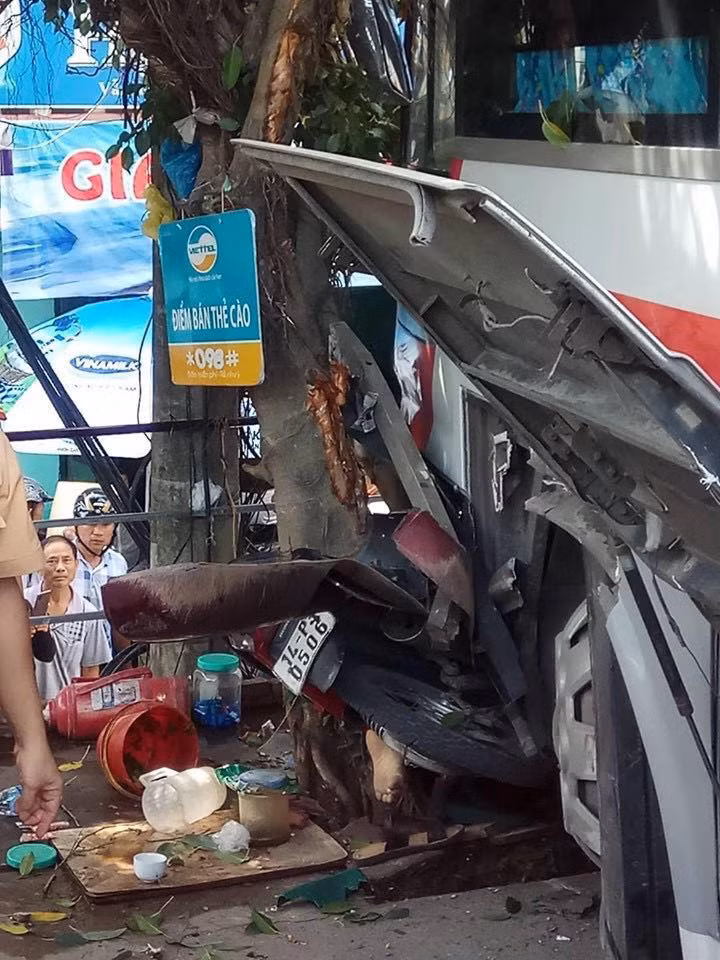 Tại hiện trường nhiều nạn nhân đang được người dân và cơ quan chức năng đưa ra ngoài và chuyển đi cấp cứu (nguồn OTF)