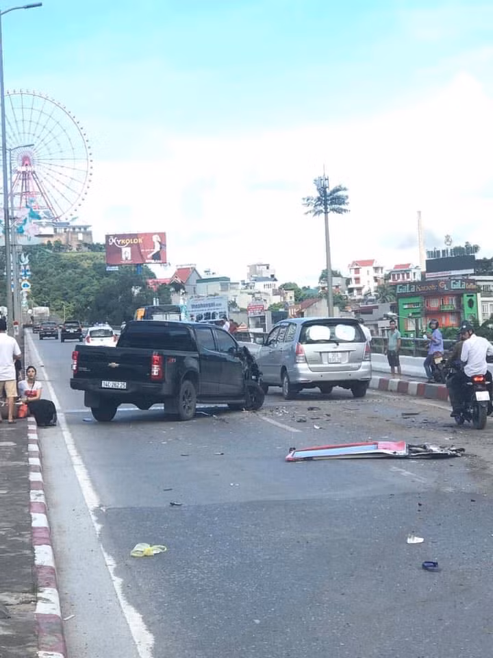 Hiện trường có hàng chục phương tiện bị hư hỏng.