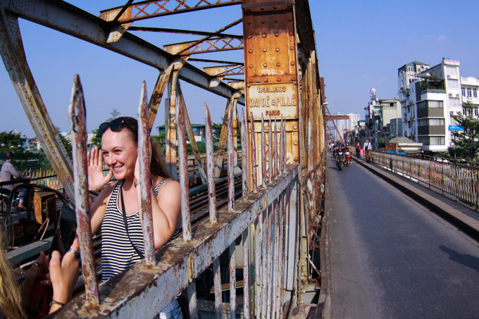 Nhiều du khách thản nhiên vi phạm về an toàn đường sắt khi đứng ngay trong khu vực đường ray tàu để chụp ảnh.