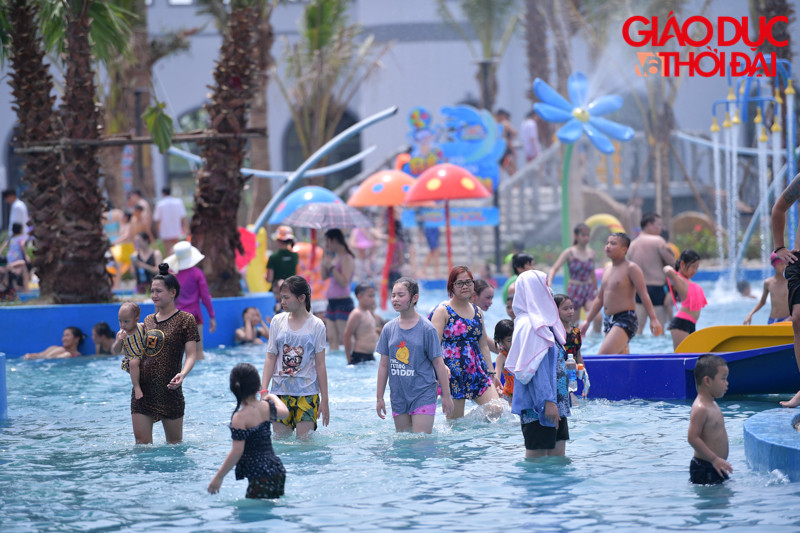 Từ những ngày đầu đi vào hoạt động, công viên nước đã thu hút được rất đông người dân đến đây vui chơi, đặc biệt là trong ngày nắng nóng.