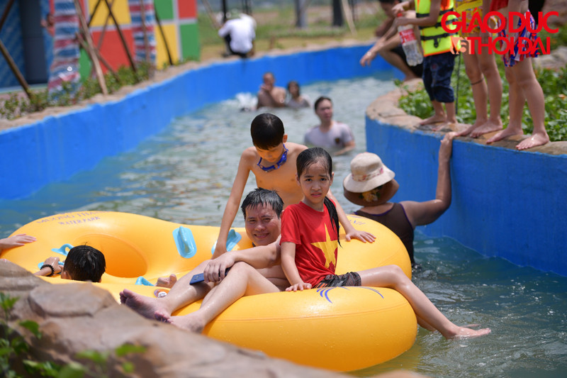 Tuy mới chỉ đi vào hoạt động được 2 ngày, nhưng công viên nước Thanh Hà đã nảy sinh nhiều bất cập như rác, chất lượng nước, và đáng tiếc hơn là sự việc đuối nước của 1 cháu nhỏ chiều ngày 12/6.