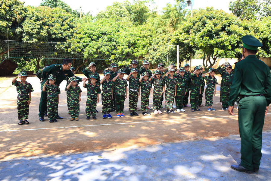 Học sinh được tập kỹ năng chào và các thao tác điều lệnh.