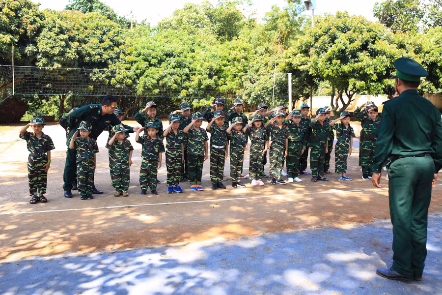 Học sinh được tập kỹ năng chào và các thao tác điều lệnh.