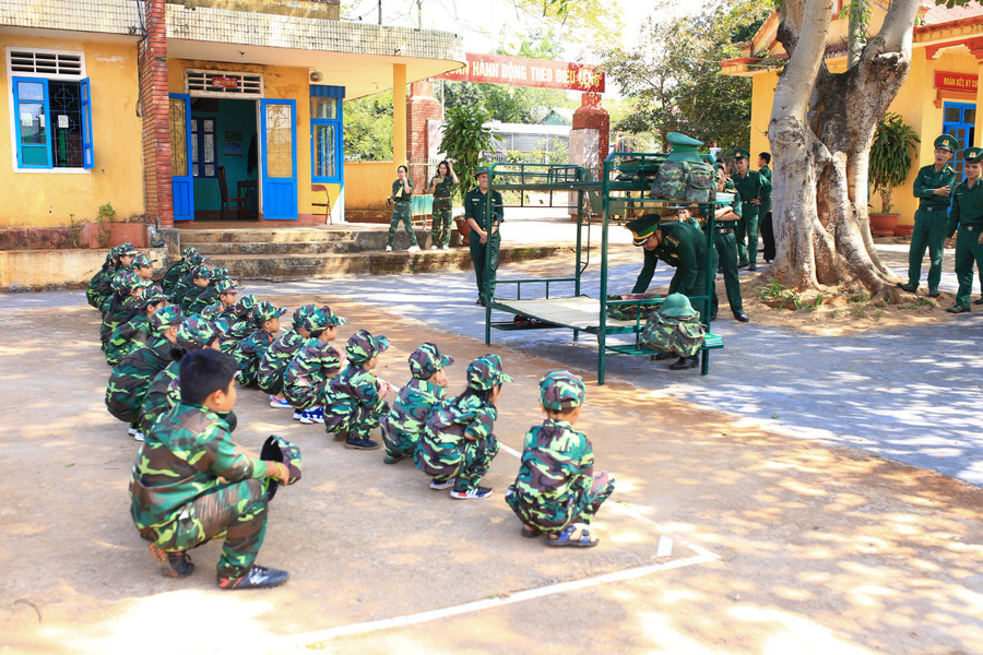 Tập kỹ năng gấp chăn, màn theo quy chuẩn của quân đội. (Ảnh: Phan Vĩnh).