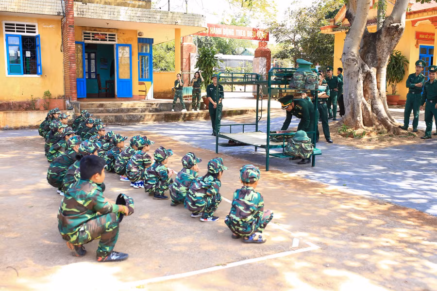 Tập kỹ năng gấp chăn, màn theo quy chuẩn của quân đội. (Ảnh: Phan Vĩnh).