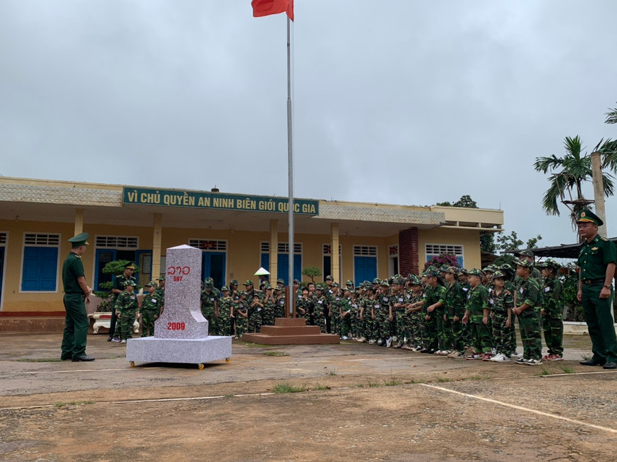 Các &quot;chiến sĩ nhí&quot; lần đầu được trải nghiệm, tìm hiểu về đường biên, cột mốc.