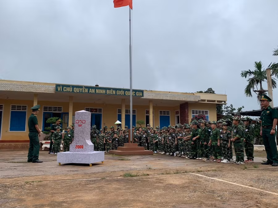 Các "chiến sĩ nhí" lần đầu được trải nghiệm, tìm hiểu về đường biên, cột mốc.