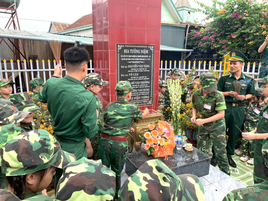Học sinh được cán bộ, chiến sĩ biên phòng tổ chức dâng hương, dâng hoa tưởng niệm các anh hùng liệt sĩ.