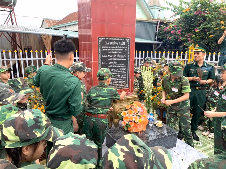 Học sinh được cán bộ, chiến sĩ biên phòng tổ chức dâng hương, dâng hoa tưởng niệm các anh hùng liệt sĩ.