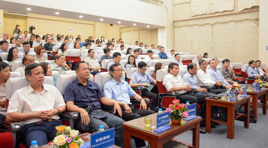 Đông đảo chuyên gia, nhà khoa học tham dự tọa đàm. Đông đảo chuyên gia, nhà khoa học tham dự tọa đàm.