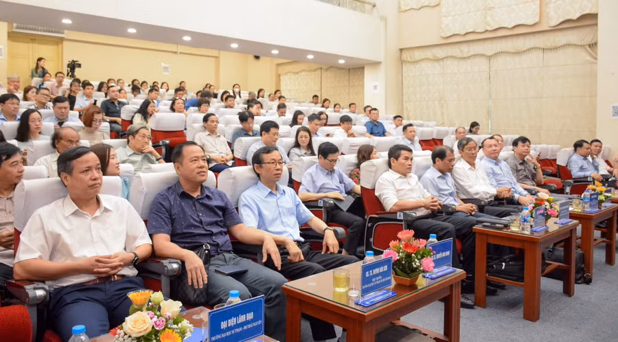 Đông đảo chuyên gia, nhà khoa học tham dự tọa đàm.