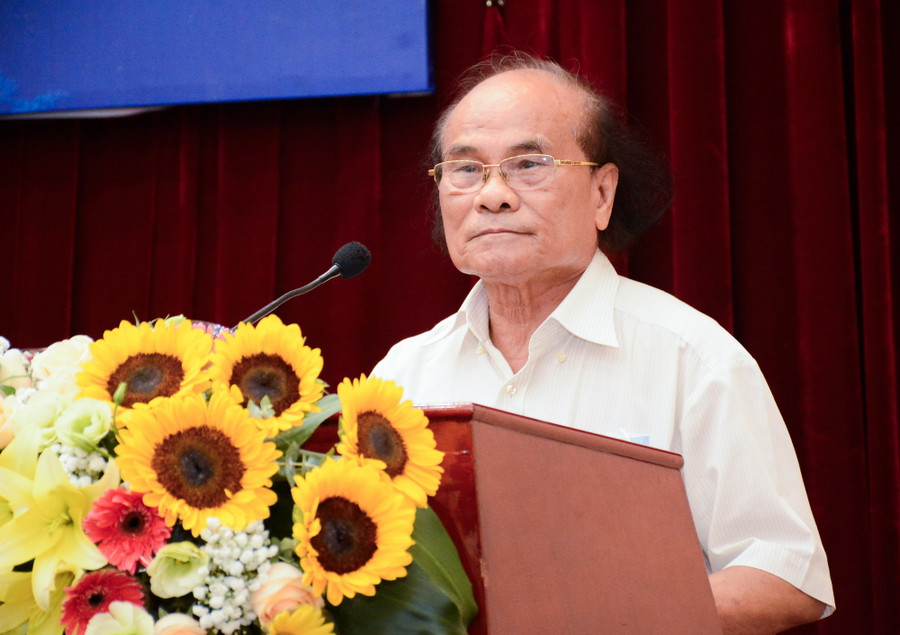 GS.TS Đinh Quang Báo chia sẻ tại tọa đàm.