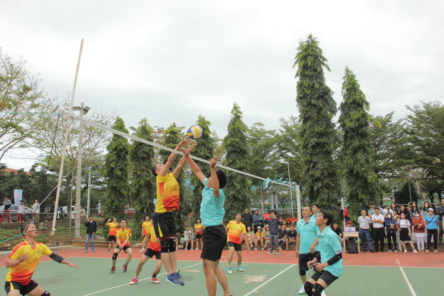 Các vận động viên tranh tài ở môn bóng chuyền nam khối THPT.