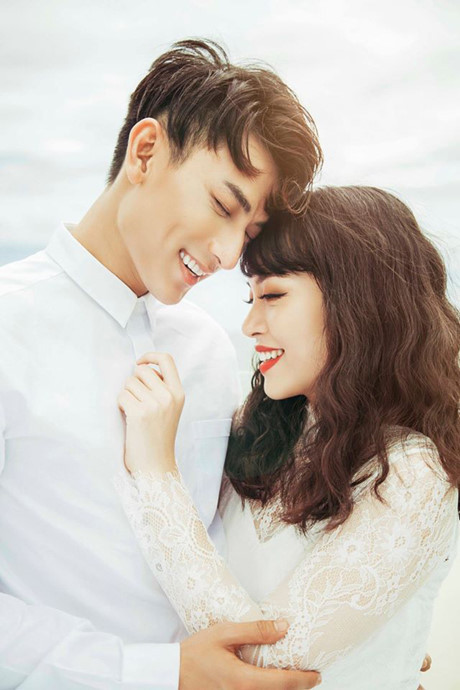 Sao Việt 30/3: Hà Hồ gợi cảm đi hẹn hò, Mạc Hồng Quân bị vợ hôn trộm - Ảnh 6 Sao Viet 30/3: Ha Ho goi cam di hen ho, Mac Hong Quan bi vo hon trom - Anh 6