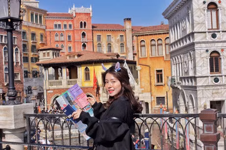 Sao Viet 30/3: Ha Ho goi cam di hen ho, Mac Hong Quan bi vo hon trom - Anh 9