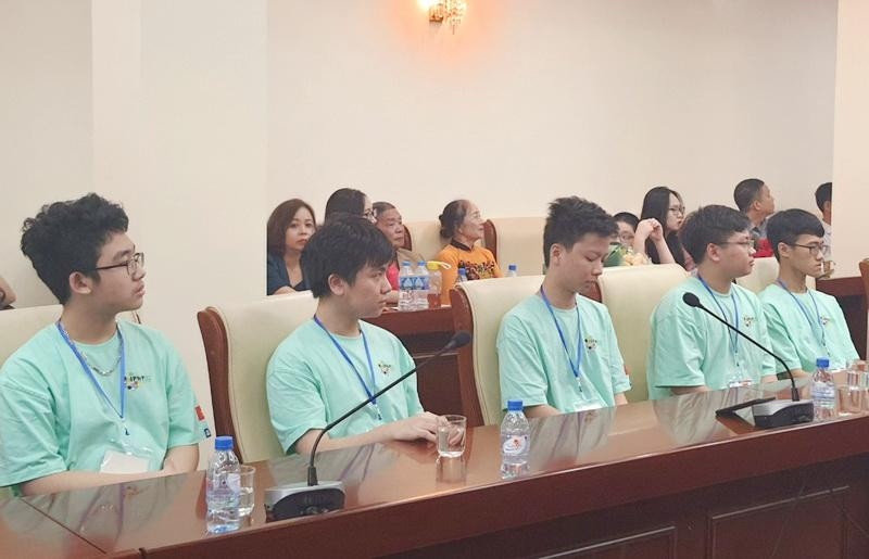 5 học sinh Việt Nam đều xuất sắc giành huy chương tại Olympic Vật lý quốc tế năm 2022 5 học sinh Việt Nam đều xuất sắc giành huy chương tại Olympic Vật lý quốc tế năm 2022