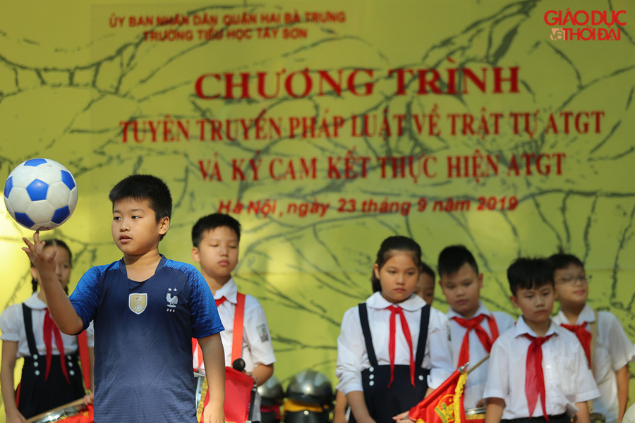 Những tiết mục đặc sắc của học sinh khiến rất nhiều thầy cô, bạn bè trầm trồ.